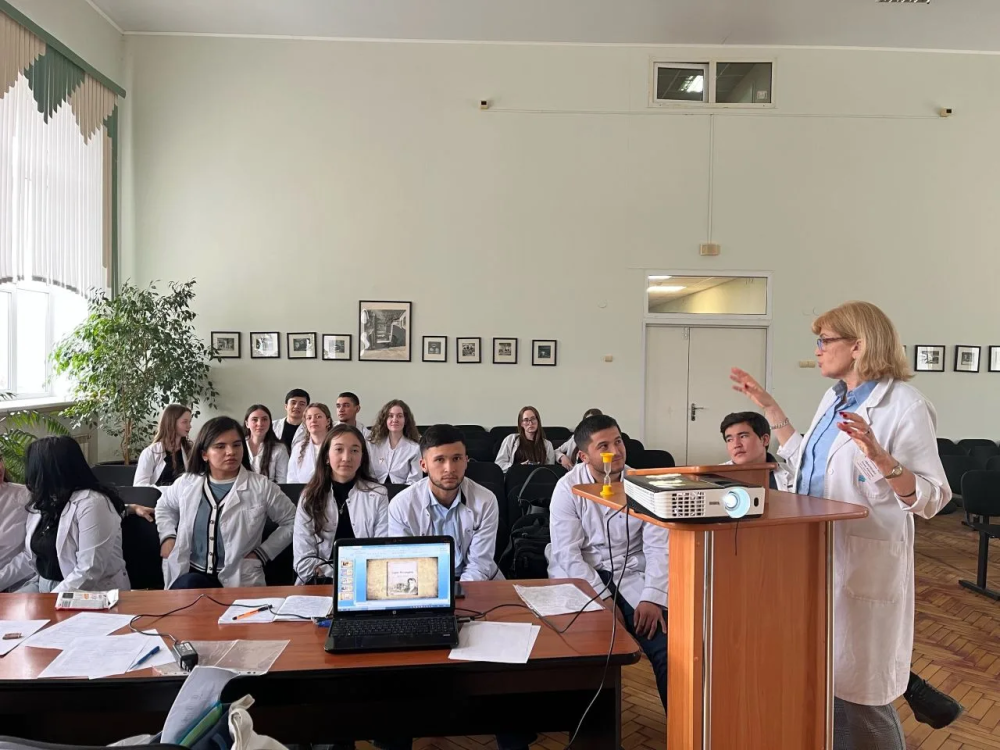 «Книга в белом халате»: студенты-стоматологи из Узбекистана познакомились с русской литературой и историей медицины